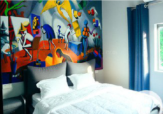 鲁甸对于酒店的墙体彩绘而言更注重哪些方面？